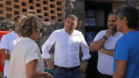 El presidente del Cabildo pasó por el área de acampada para interesarse por la situación en la que se encuentra