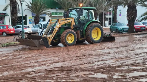 Imagen de una carretera de Costa Teguise al día siguiente de la tromba de agua.