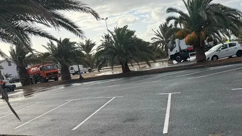 Operarios realizando labores de limpieza en Costa Teguise.