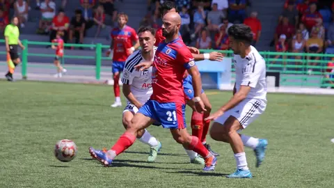 Ayoze Pérez filtrando un pase ante la defensa rival.