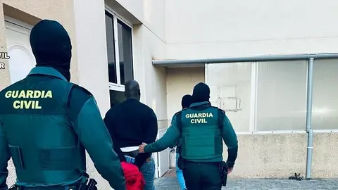 Guardia Civil realizando la detención.