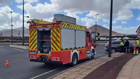Imagen del accidente con la actuación de los bomberos