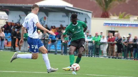 Jugador del Unión Sur Yaiza realizando un disparo a la portería rival.