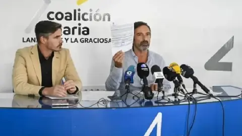 Pedro San Ginés con su abogado David Monte en una de las muchas ruedas de prensa que ha dado para explicar el archivo de las numerosas causas que abrió principalmente el PSOE contra él. 