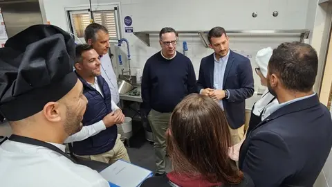 Poli Suárez, durante una visita el pasado mes de enero al CEIP La Destila, uno de los centros afectados