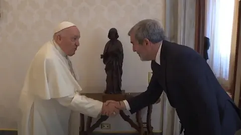 Imagen del primer saludo oficial entre Fernando Clavijo y el Papa Francisco. 