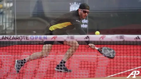 Padelista intentando golpear la bola a la zona rival.