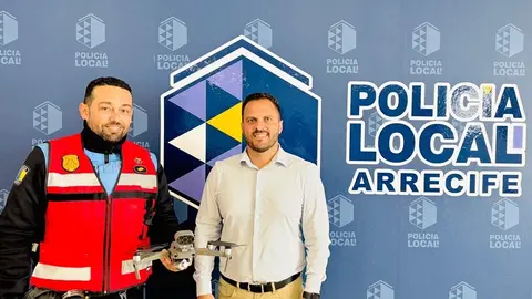 El alcalde de Arrecife junto al ofiical Marcos Rosario.
