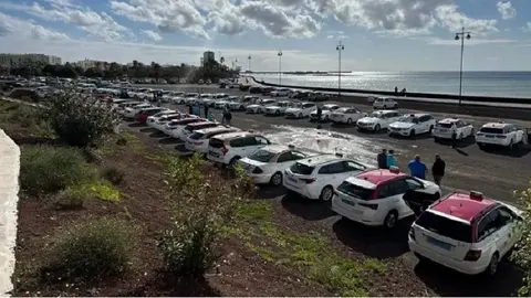 Imagen de la concentración de taxis que se hizo la semana santa frente a la sede del Cabildo.