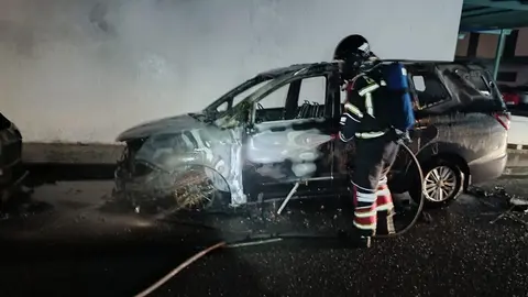 Bombero extinguiendo el fuego que afectó al vehículo.