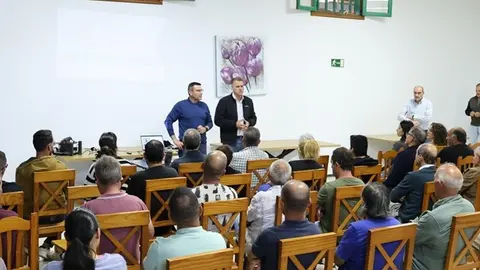 Oswaldo Betancort y Domingo Cejas en Los Valles en su encuentro con los agricultores para diseñar una red de regadío eficiente en el norte.