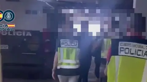 Agentes de la Policía trasladan al detenido.