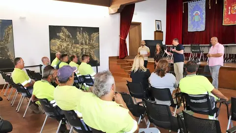 imagen de archivo de una reunión del alcalde y el concejal del área con trabajadores de Urbaser.