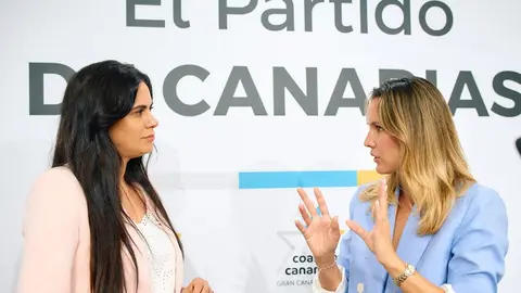 Vidina Espino con María Fernández en un acto de Coalición Canaria en Gran Canaria.
