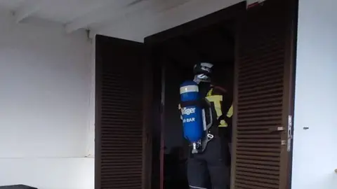 Bombero realizando las labores de extinción del fuego.