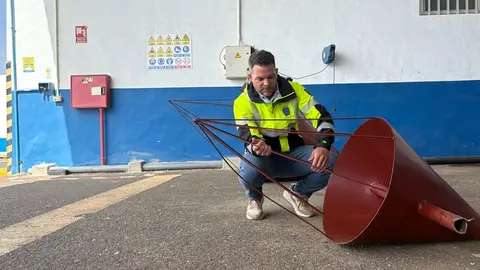Jacobo Medina en el Parque Móvil junto al elemento caído.
