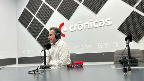 Alejo Álvarez en el estudio central de Crónicas Radio durante su participación en La Volcadita.