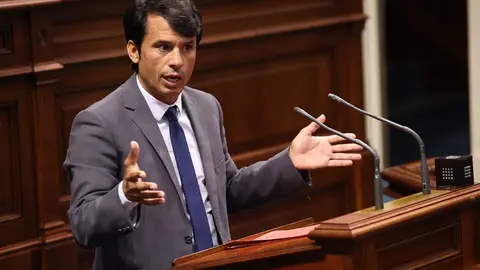 Marcos Bergaz en el parlamento canario