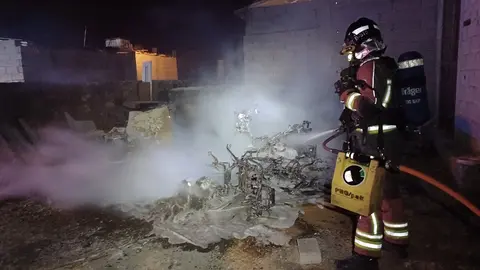 Bombero extinguiendo las llamas en un nuevo incidente vivido en Playa Blanca.
