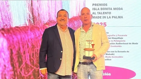 El diseñador con el consejero Miguel Ángel Jiménez.