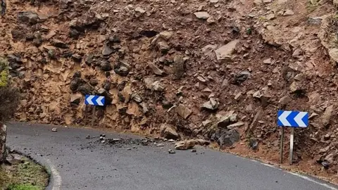 Imagen de la carretera de Malpaso cuando se produjeron los desprendimientos. 