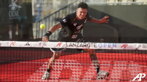 Jugador del A1 Padel intentando golpear la bola.