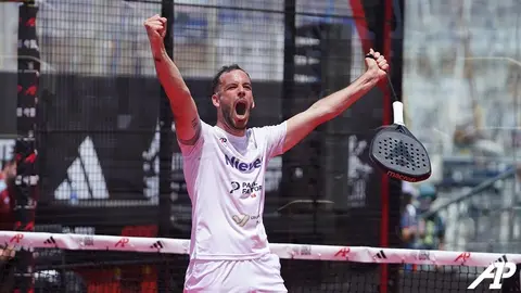 Jugador celebrando durante un partido.