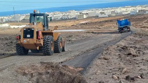 La Concejalía de Obras Públicas del Ayuntamiento de Arrecife sigue acondicionando los caminos afectados por las lluvias  en El Diseminado de Argana
