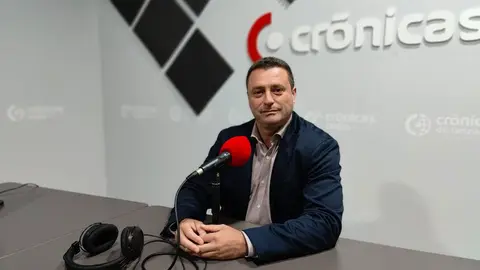 Óscar Noda en el estudio de Crónicas Radio