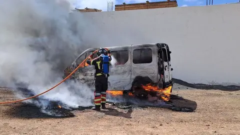 Momento en el que uno de los bomberos trata de sofocar el incendio