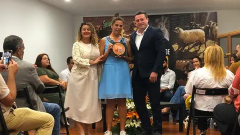 representantes de Yaiza con una de las hijas del homenajeado