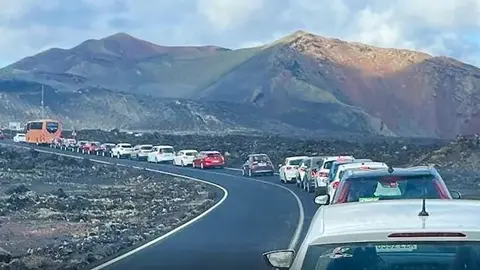 Imagen de una de las colas que se crean en Timanfaya