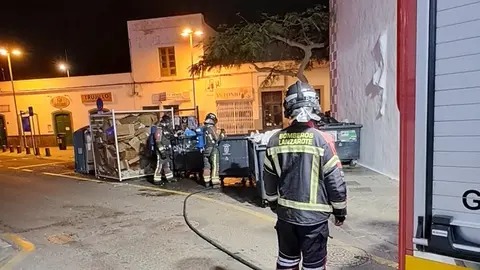 Bomberos del Consorcio de Seguridad y Emergencias apagando el fuego localizado en un contenedor.