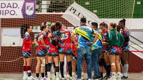 Jugadoras del Zonzamas recibiendo instrucciones de su técnico.