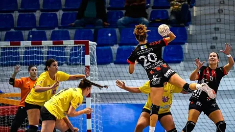 Celia López realizando un lanzamiento ante la defensa del Puerto del Carmen.