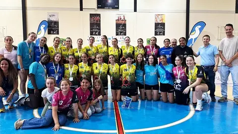 Jugadoras y cuerpo técnico del Puerto del Carmen cadete celebrando el Campeonato de Canarias conseguido.
