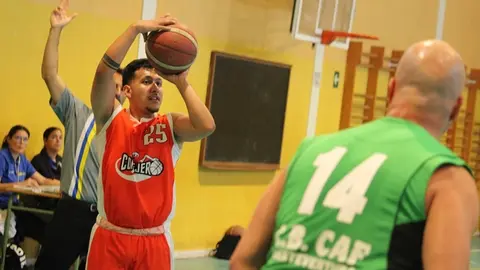 Jugador del Conejeros realizando un lanzamiento.