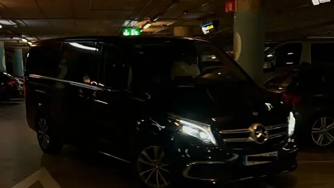 Imagen de una de las furgonetas en las que sacaron del aeropuerto de Barcelona al grupo de estudiantes de Teguise.