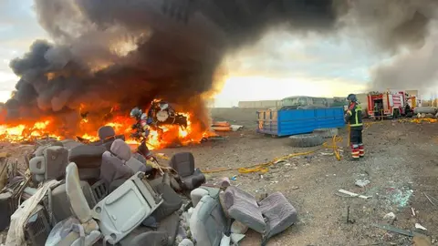 Incendio provocado este martes en la antigua recuperadora.