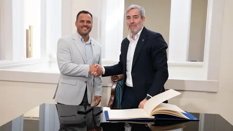 El alcalde de Arrecife, Yonathan de León, y el presidente de Canarias, Fernando Clavijo, ayer antes de la reunión del Consejo de Gobierno celebrado en Arrecife 