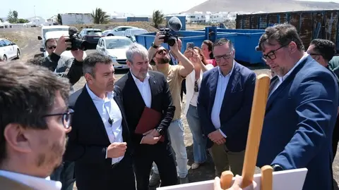 Isidro Pérez junto a Fernando Clavijo, Poli Suárez y Oswaldo Betancort en su visita al municipio de San bartolomé.