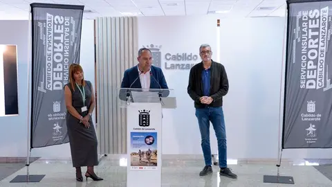 El consejero de Deportes del Cabildo explicando los pormenores de la prueba.