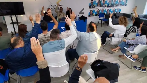 Momento de la votación en la sede de Coalición Canaria.