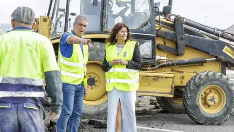 Olivia Duque junto Eugenio Robayna en las obras de construcción de la glorieta del punto limpio de Costa Teguise.