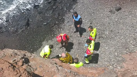 Momento de la asistencia del personal sanitario, de los agentes de la Policía Local y de los bomberos desplazados a la zona