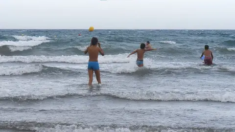 Imagen de un grupo de menores entrando en una playa en Canarias enviada por la organización que trata de evitar que se produzcan tantos ahogamientos