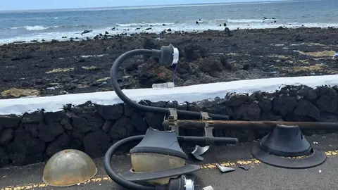 Una de las farolas que se han caído en estos días en Haría