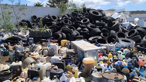 Residuos en la zona trasera del cementerio de Tinajo.