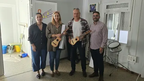 Abigail González y Echedey Eugenio en la entrega de timples en los colegios.