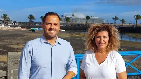 Eli Merino junto al alcalde de Arrecife, su compañero Yonathan de León.